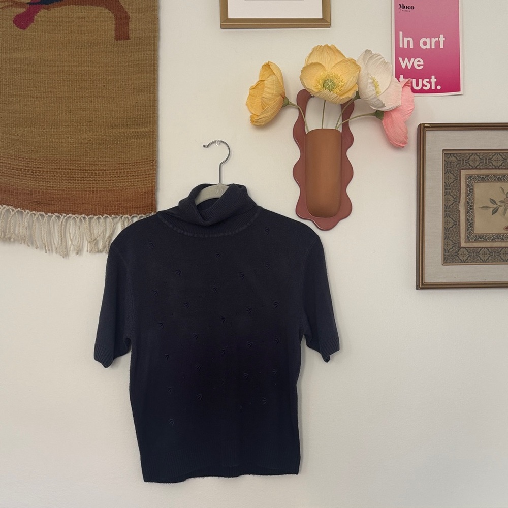 Vintage Gradient Navy Short Sleeve Knit Top with Subtle Embroidered Detail